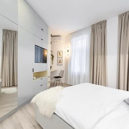 Four Bedroom Apartment, Old Town * Bukareszt