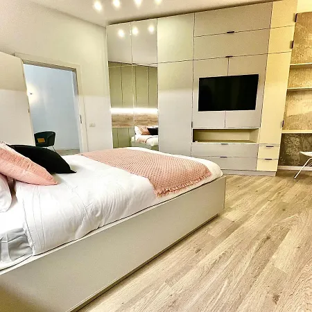 Apartamento Four Bedroom Apartment, Old Town Bucareste