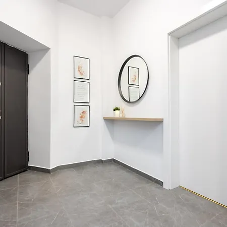 Apartamento Four Bedroom Apartment, Old Town Bucareste