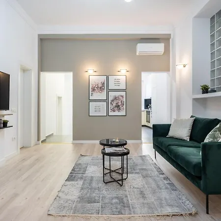 Four Bedroom Apartment, Old Town Apartament *