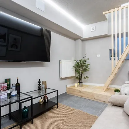 Four Bedroom Apartment, Old Town Bukarest