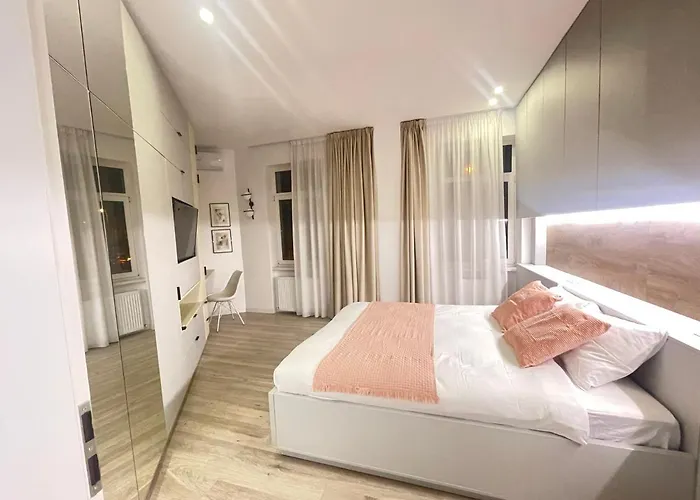 Four Bedroom Apartment, Old Town *