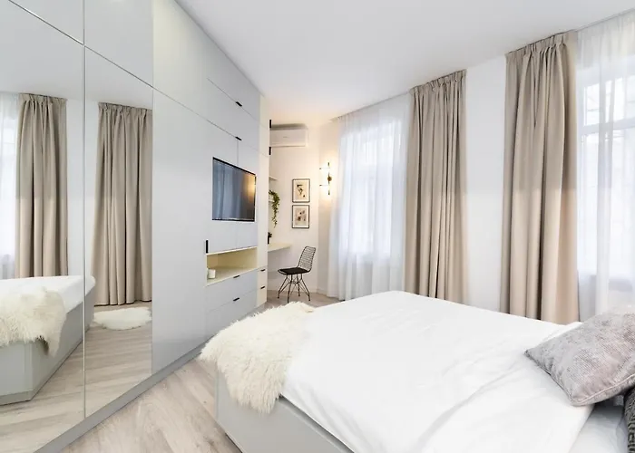 Four Bedroom Apartment, Old Town * 布加勒斯特