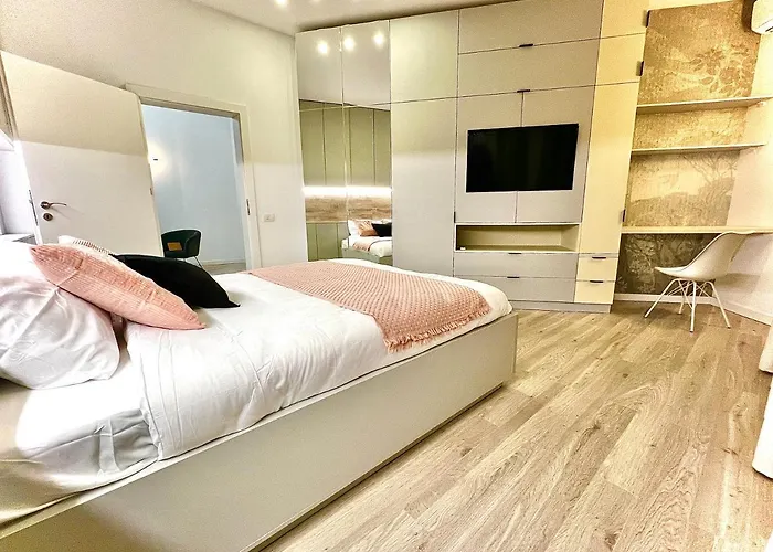 Апартаменти Four Bedroom Apartment, Old Town Бухарест