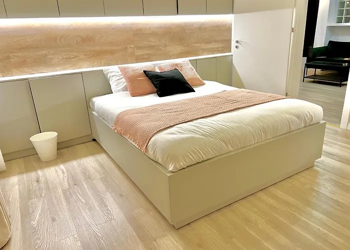 Four Bedroom Apartment, Old Town Бухарест