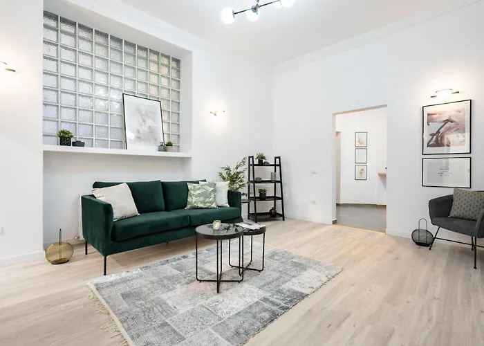 Апартаменти Four Bedroom Apartment, Old Town Бухарест