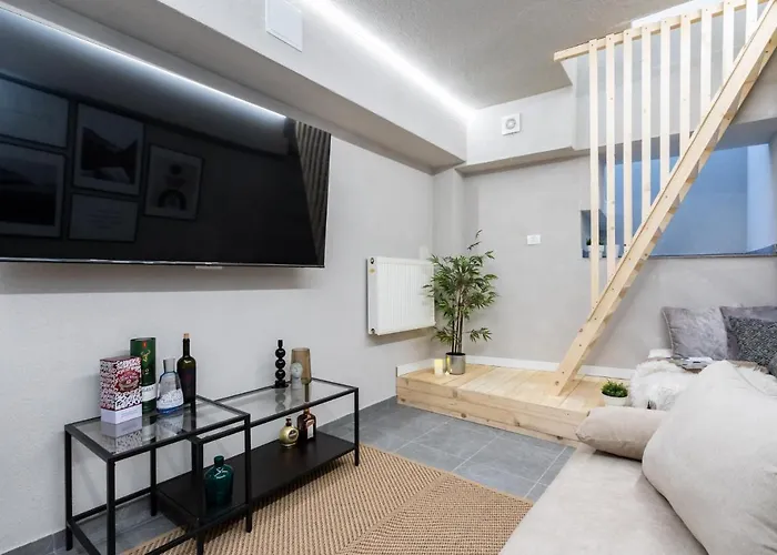 Four Bedroom Apartment, Old Town Бухарест