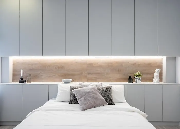 Апартаменти Four Bedroom Apartment, Old Town Бухарест